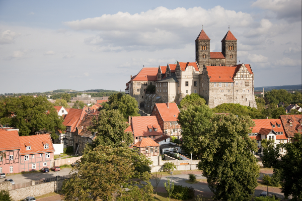 Das Bild zeigt den Schlossberg mit Kirche